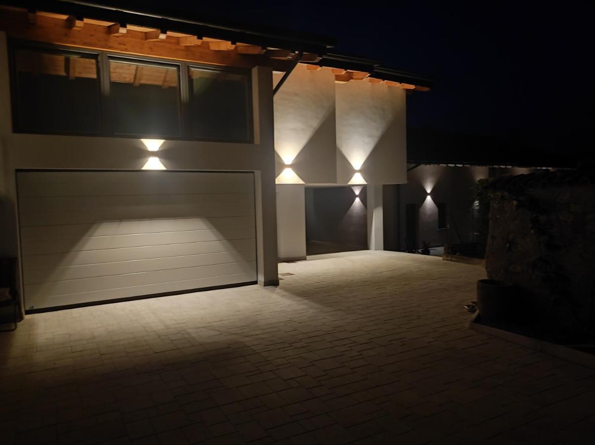 Luminoso Appartamento Vista Lago Solto Collina Exterior foto