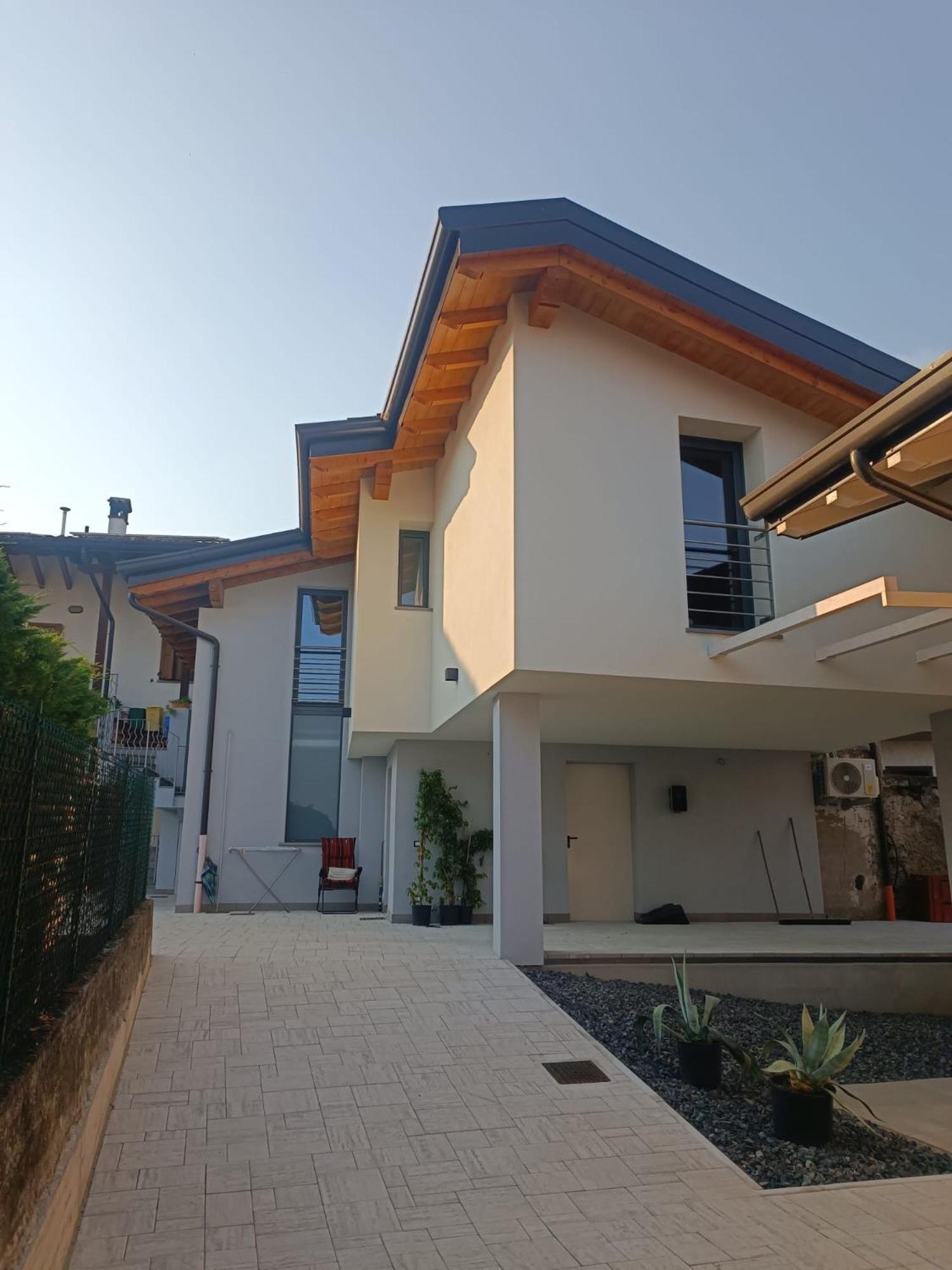 Luminoso Appartamento Vista Lago Solto Collina Exterior foto
