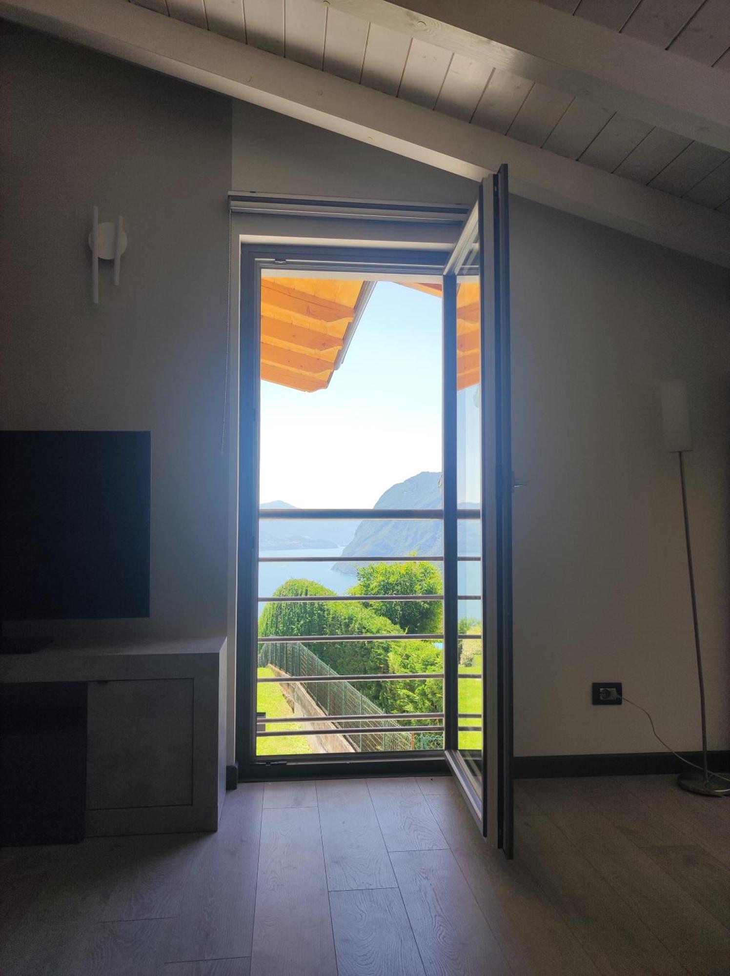 Luminoso Appartamento Vista Lago Solto Collina Exterior foto