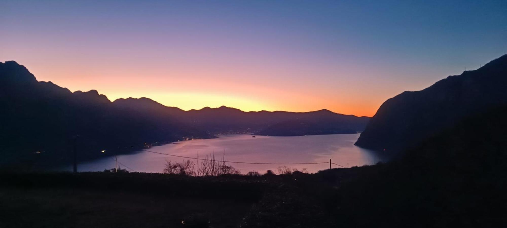 Luminoso Appartamento Vista Lago Solto Collina Exterior foto